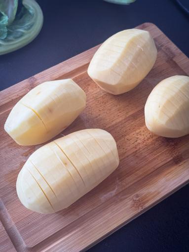 Zdjęcie: Ziemniaki Hasselback z szynką i serem Zdjęcie - Ziemniaki Hasselback z szynką i serem - Przepisy kulinarne ze zdjęciami