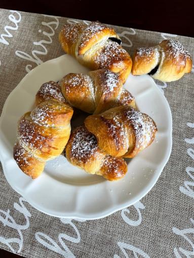 Zdjęcie - Rogaliki z jagodami - Przepisy kulinarne ze zdjęciami