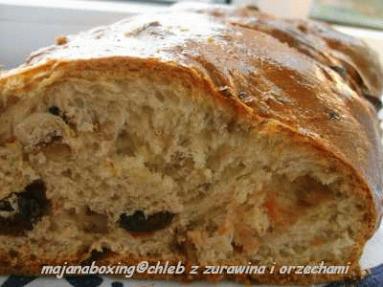 Zdjęcie - Zaplatany chleb z żurawiną i orzechami czyli Weekendowa Piekarnia #54  - Przepisy kulinarne ze zdjęciami