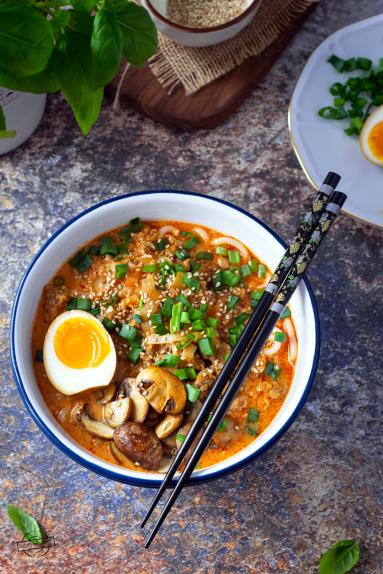 Zdjęcie - Zupa tajska z makaronem ramen - Przepisy kulinarne ze zdjęciami