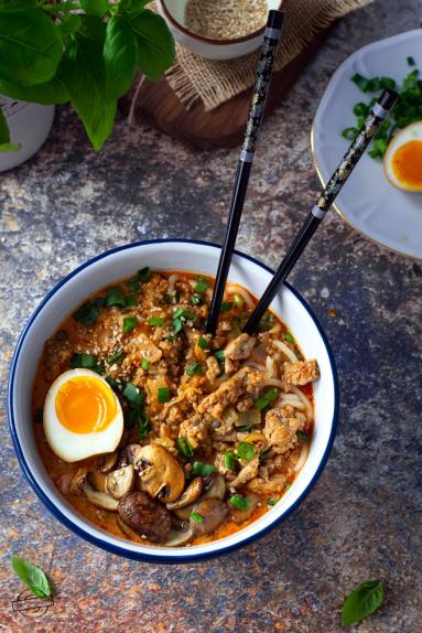 Zdjęcie - Zupa tajska z makaronem ramen - Przepisy kulinarne ze zdjęciami