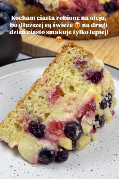 Zdjęcie - Puchate ciasto z owocami i budyniem - Przepisy kulinarne ze zdjęciami
