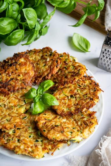 Zdjęcie - Placki z cukinii z bulgurem i halloumi - Przepisy kulinarne ze zdjęciami