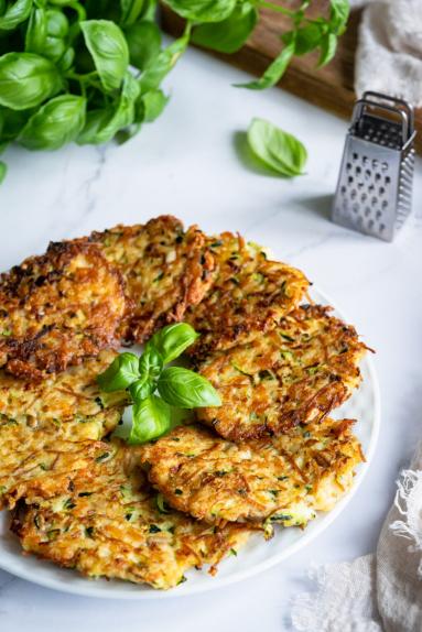 Zdjęcie - Placki z cukinii z bulgurem i halloumi - Przepisy kulinarne ze zdjęciami
