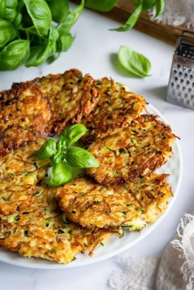 Zdjęcie - Placki z cukinii z bulgurem i halloumi - Przepisy kulinarne ze zdjęciami