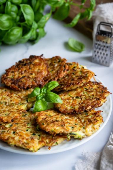 Zdjęcie - Placki z cukinii z bulgurem i halloumi - Przepisy kulinarne ze zdjęciami