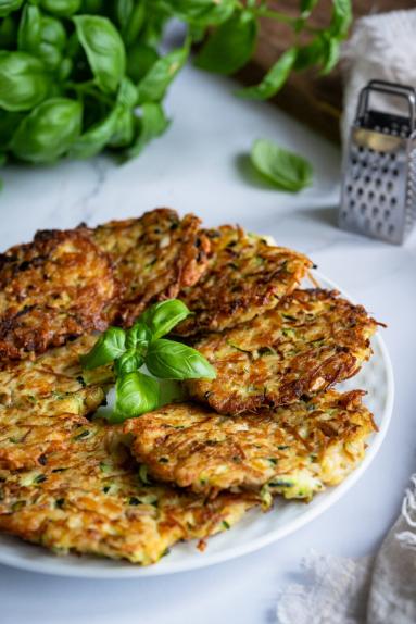 Zdjęcie - Placki z cukinii z bulgurem i halloumi - Przepisy kulinarne ze zdjęciami