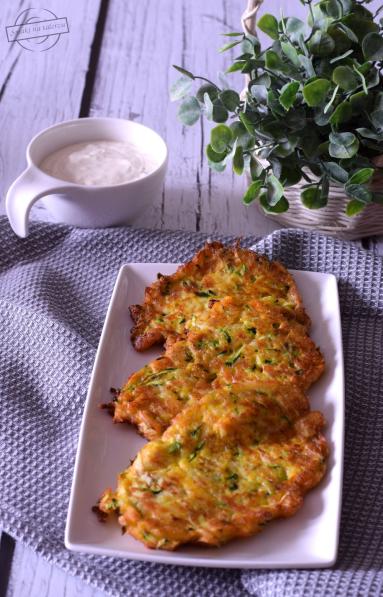 Zdjęcie - Placki z cukinii z bulgurem i halloumi - Przepisy kulinarne ze zdjęciami