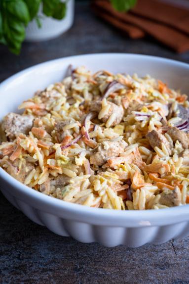 Zdjęcie - Sałatka z makaronem orzo, kurczakiem i marchewką - Przepisy kulinarne ze zdjęciami