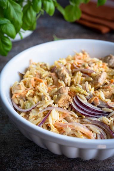 Zdjęcie - Sałatka z makaronem orzo, kurczakiem i marchewką - Przepisy kulinarne ze zdjęciami