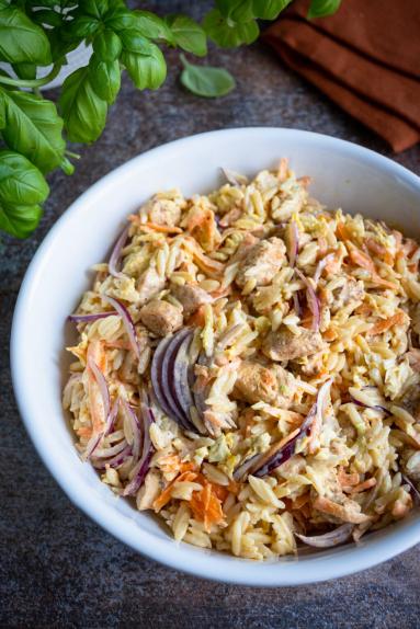 Zdjęcie - Sałatka z makaronem orzo, kurczakiem i marchewką - Przepisy kulinarne ze zdjęciami