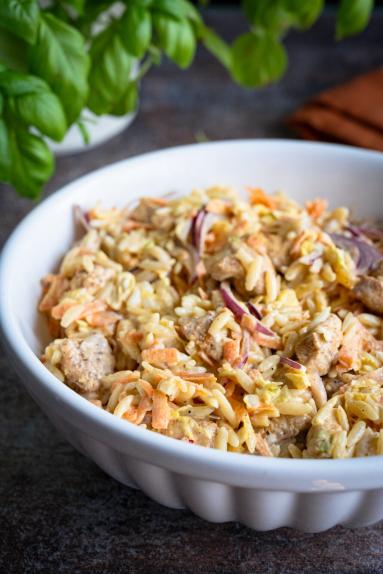 Zdjęcie - Sałatka z makaronem orzo, kurczakiem i marchewką - Przepisy kulinarne ze zdjęciami
