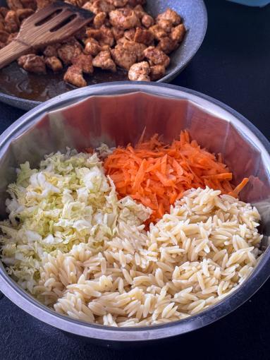 Zdjęcie - Sałatka z makaronem orzo, kurczakiem i marchewką - Przepisy kulinarne ze zdjęciami
