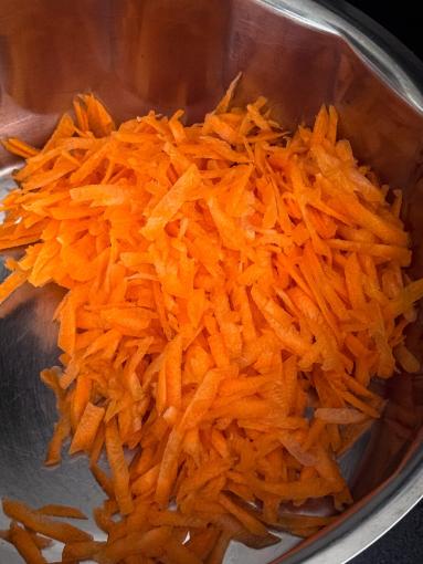 Zdjęcie - Sałatka z makaronem orzo, kurczakiem i marchewką - Przepisy kulinarne ze zdjęciami