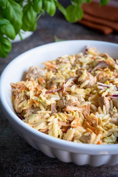 Zdjęcie - Sałatka z makaronem orzo, kurczakiem i marchewką - Przepisy kulinarne ze zdjęciami