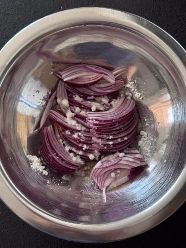 Zdjęcie - Sałatka z makaronem orzo, kurczakiem i marchewką - Przepisy kulinarne ze zdjęciami