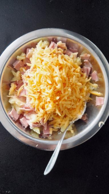 Zdjęcie - Pieczone ziemniaki z szynką i serem - Przepisy kulinarne ze zdjęciami