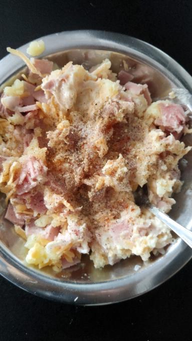 Zdjęcie - Pieczone ziemniaki z szynką i serem - Przepisy kulinarne ze zdjęciami