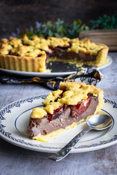 Zdjęcie - Tarta budyniowa ze śliwkami - Przepisy kulinarne ze zdjęciami