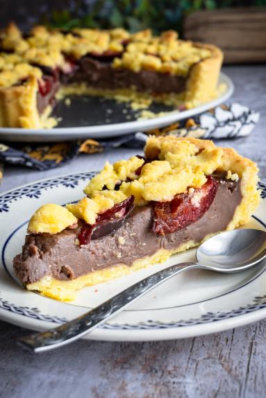 Zdjęcie - Tarta budyniowa ze śliwkami - Przepisy kulinarne ze zdjęciami