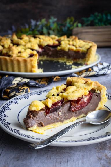 Zdjęcie - Tarta budyniowa ze śliwkami - Przepisy kulinarne ze zdjęciami