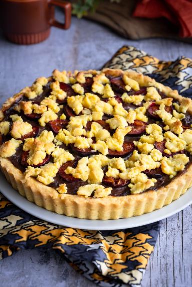 Zdjęcie - Tarta budyniowa ze śliwkami - Przepisy kulinarne ze zdjęciami