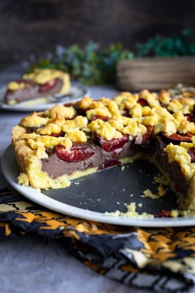 Zdjęcie - Tarta budyniowa ze śliwkami - Przepisy kulinarne ze zdjęciami