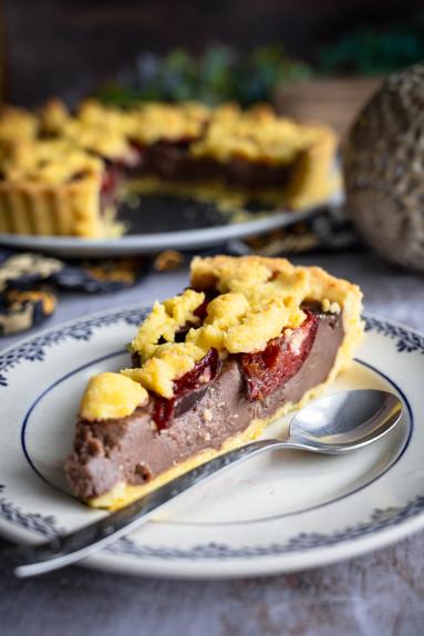 Zdjęcie - Tarta budyniowa ze śliwkami - Przepisy kulinarne ze zdjęciami