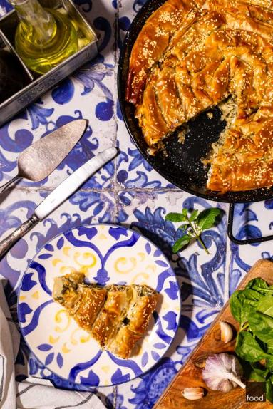 Zdjęcie - Spanakopita – grecki placek ze szpinakiem i serem feta - Przepisy kulinarne ze zdjęciami