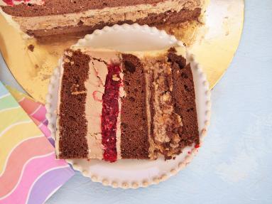 Zdjęcie - Tort kinder bueno z chrupką i żelką malinową - Przepisy kulinarne ze zdjęciami