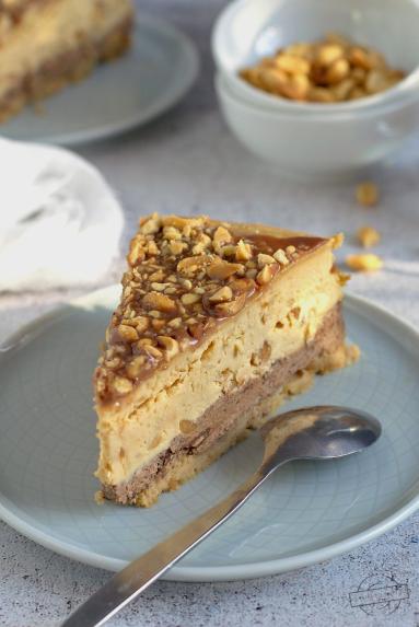 Zdjęcie - Sernik snickers (z kajmakiem, orzeszkami i masłem orzechowym) - Przepisy kulinarne ze zdjęciami