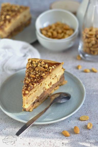 Zdjęcie - Sernik snickers (z kajmakiem, orzeszkami i masłem orzechowym) - Przepisy kulinarne ze zdjęciami