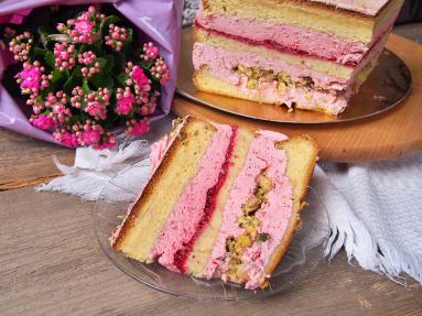 Zdjęcie - Tort malinowy z pistacjowa chrupką  lekki, elegancki i pełen smaku - Przepisy kulinarne ze zdjęciami