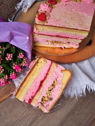 Zdjęcie - Tort malinowy z pistacjowa chrupką  lekki, elegancki i pełen smaku - Przepisy kulinarne ze zdjęciami