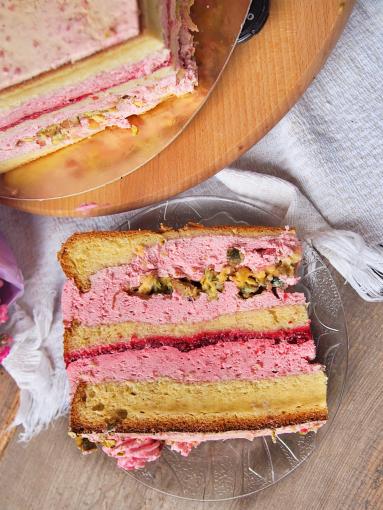 Zdjęcie - Tort malinowy z pistacjowa chrupką  lekki, elegancki i pełen smaku - Przepisy kulinarne ze zdjęciami