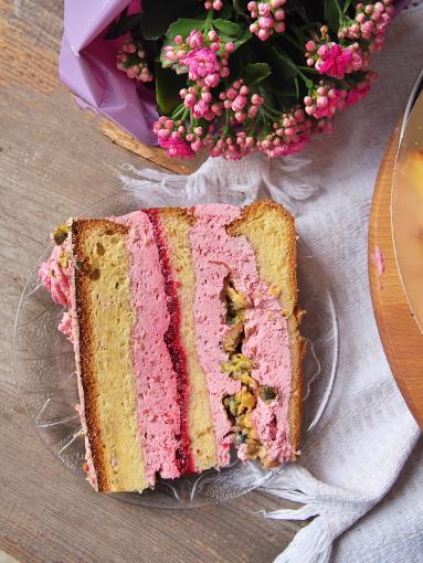 Zdjęcie - Tort malinowy z pistacjowa chrupką  lekki, elegancki i pełen smaku - Przepisy kulinarne ze zdjęciami