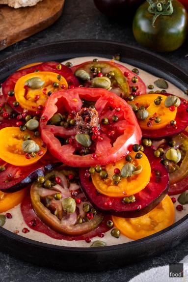 Zdjęcie - Tomato tonnato – sałatka z pomidorów w sosie tuńczykowym - Przepisy kulinarne ze zdjęciami