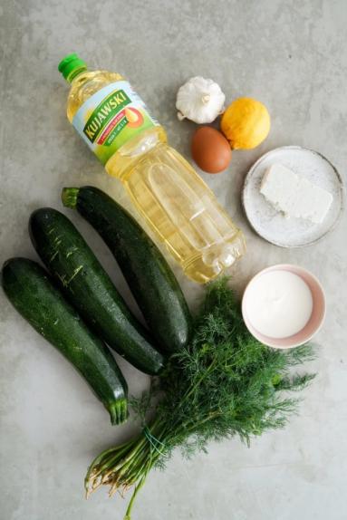 Zdjęcie - Placuszki z cukinii z sosem cytrynowym - Przepisy kulinarne ze zdjęciami
