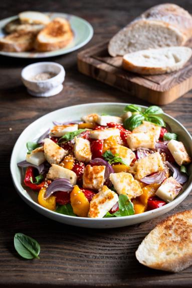Zdjęcie - Sałatka z pieczoną papryką i halloumi - Przepisy kulinarne ze zdjęciami