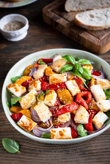 Zdjęcie - Sałatka z pieczoną papryką i halloumi - Przepisy kulinarne ze zdjęciami