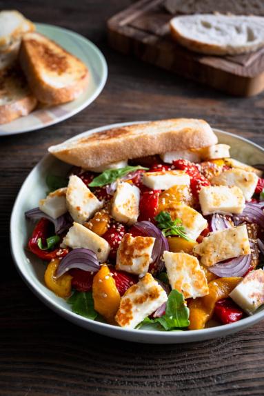 Zdjęcie - Sałatka z pieczoną papryką i halloumi - Przepisy kulinarne ze zdjęciami