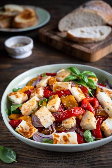 Zdjęcie - Sałatka z pieczoną papryką i halloumi - Przepisy kulinarne ze zdjęciami