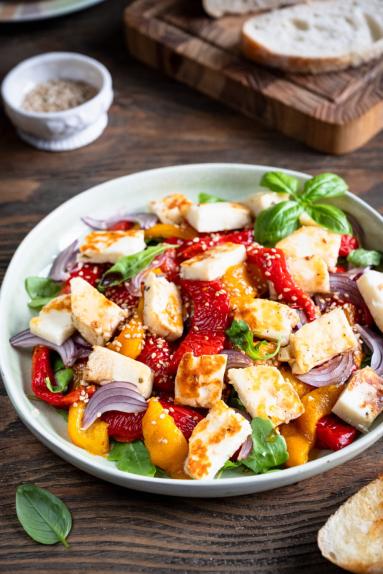 Zdjęcie - Sałatka z pieczoną papryką i halloumi - Przepisy kulinarne ze zdjęciami