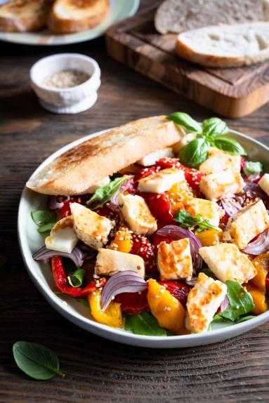 Zdjęcie - Sałatka z pieczoną papryką i halloumi - Przepisy kulinarne ze zdjęciami