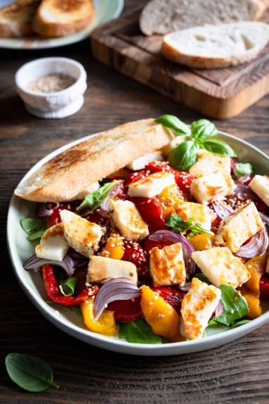 Zdjęcie - Sałatka z pieczoną papryką i halloumi - Przepisy kulinarne ze zdjęciami