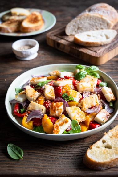 Zdjęcie - Sałatka z pieczoną papryką i halloumi - Przepisy kulinarne ze zdjęciami