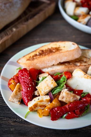 Zdjęcie - Sałatka z pieczoną papryką i halloumi - Przepisy kulinarne ze zdjęciami