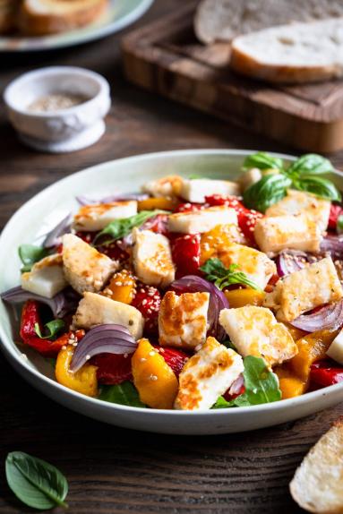 Zdjęcie - Sałatka z pieczoną papryką i halloumi - Przepisy kulinarne ze zdjęciami