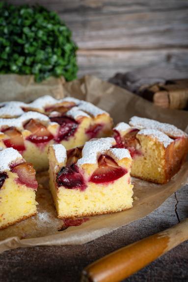 Zdjęcie - Ciasto jogurtowe ze śliwkami - Przepisy kulinarne ze zdjęciami