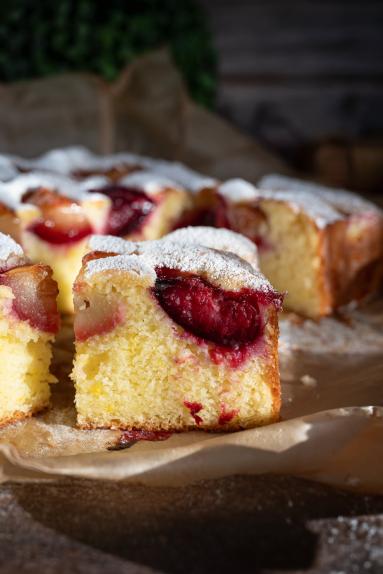 Zdjęcie - Ciasto jogurtowe ze śliwkami - Przepisy kulinarne ze zdjęciami